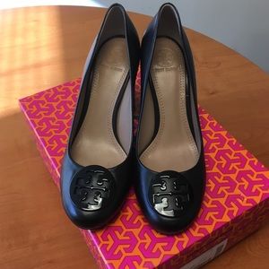 Tory Burch Mestico logo pump size 8